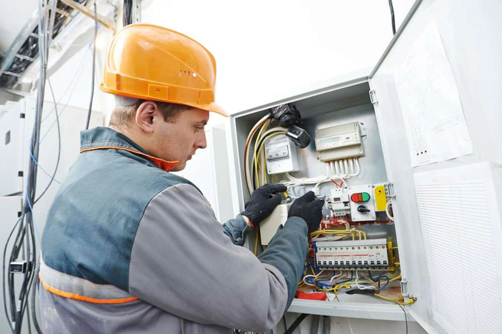 Un professionnel intervient sur une installation électrique