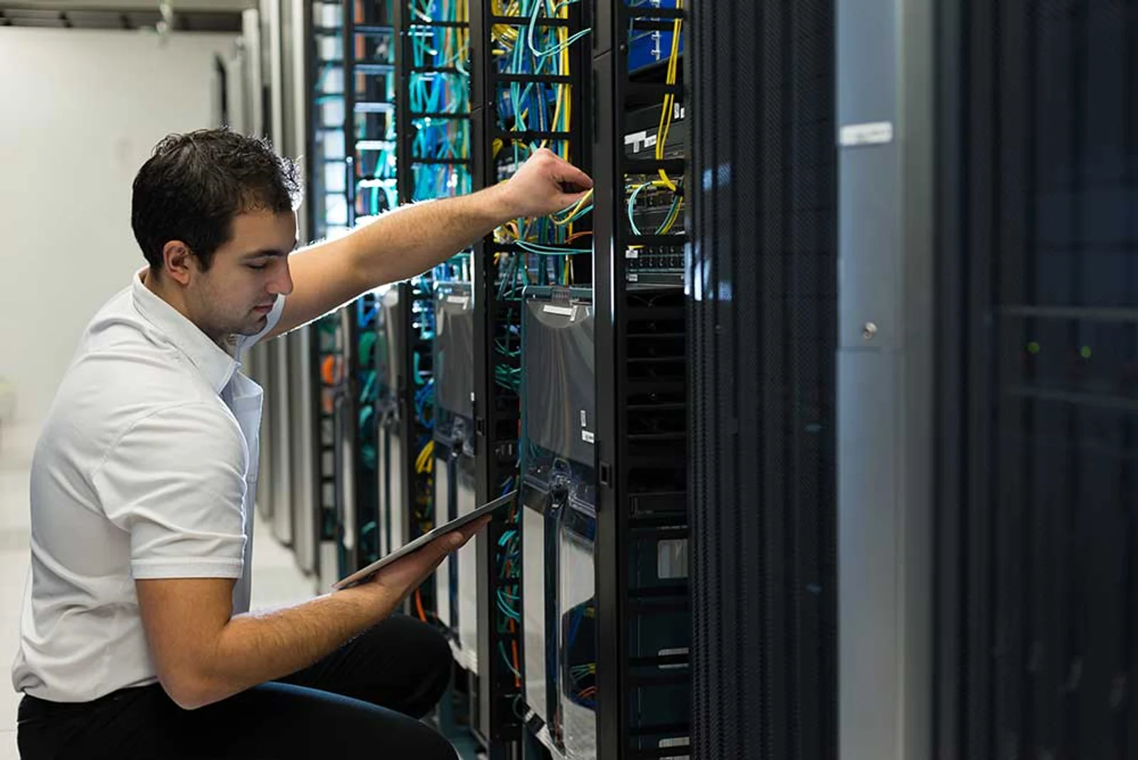 Technicien réalisant une installation dans une salle informatique