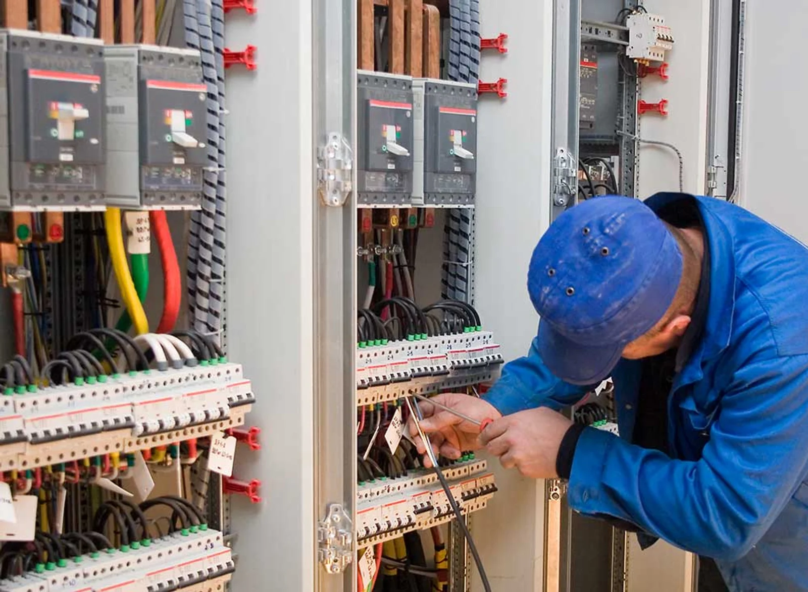 Technicien travaillant sur un tableau électrique industriel